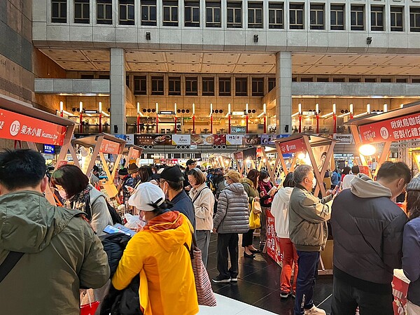 「2024新北年貨市集」攜手包含新北嚴選、商圈及觀光工廠等25間人氣店家,為民眾帶來多項優惠等著大家來消費。圖/經濟發展局提供