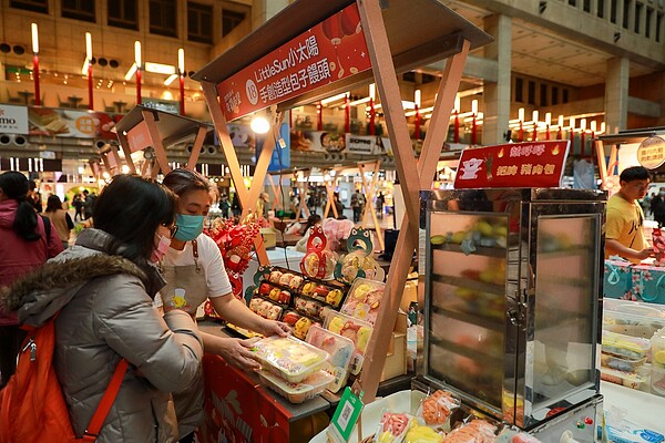 年貨採買好康龍厚哩!「2024新北年貨市集」業者推出許多優惠,有逾百項商品等民眾來選購。圖/經濟發展局提供