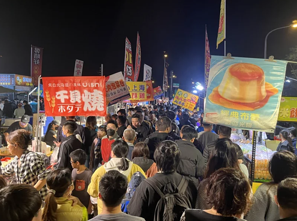 嘉義市湖美夜市元月6日試營運以來每周三、五、六吸引爆滿人潮。圖/資料照片