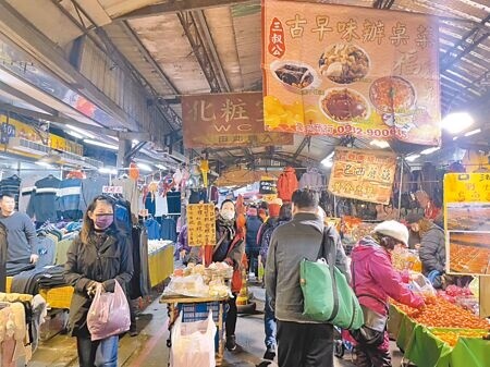 
桃園忠貞市場出現採買年貨人潮，肉、菜攤商多半價格凍漲，漁產品應景食材白鯧、石斑等價格上漲。（呂筱蟬攝）
