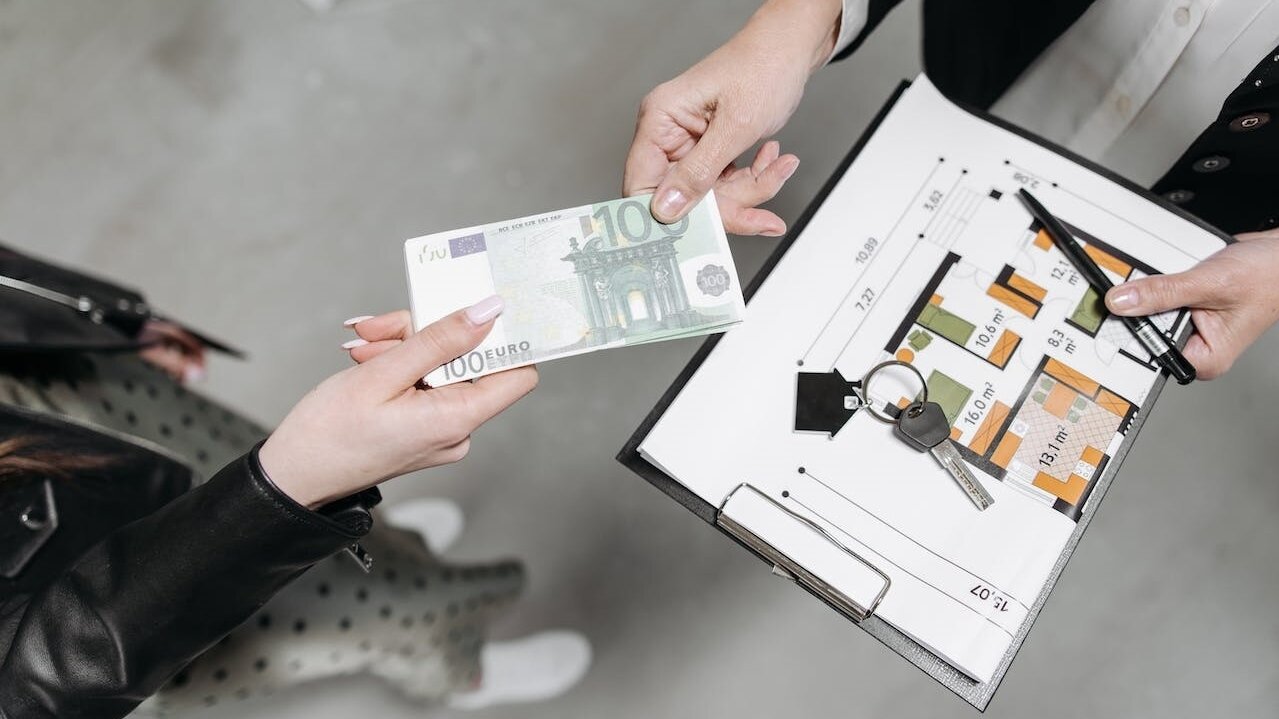 ▼不少過來人都認為,買房時需要「all in」很常見,安慰原PO既然工作穩定,就不用太過擔心。(示意圖/取自<a href="https://www.pexels.com/zh-tw/photo/7937717/"><span style="color:#000000;">Pexels</span></a>)