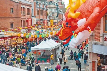 台北迪化年貨大街27日適逢開幕後第一個周末，採買人潮爆棚、非常熱鬧。（郭吉銓攝）