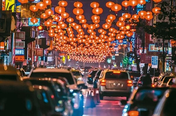 迎接農曆春節,花蓮大街小巷已高掛2萬盞紅燈籠,喜氣洋洋。圖/花蓮縣政府提供