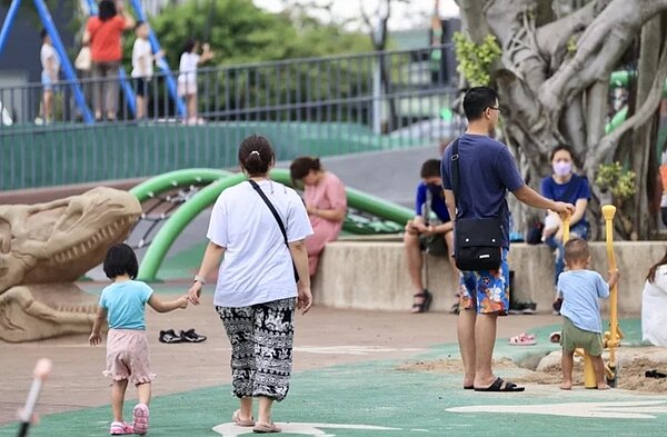 行政院今年起調高托育補助,加上台北市友善托育補助,北市家長每月送托孩子最高可獲得1萬8000元補助,一名全職媽媽不滿被厚此薄彼,自己帶卻僅5000元育兒津貼。示意圖/聯合報資料照