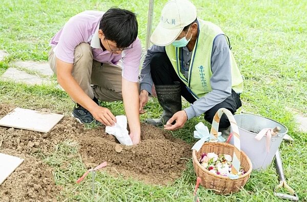 議員批評台中市樹葬收費3000元，但雙北與桃園免費，高雄最便宜2000元，台中與台南並列收費最貴城市。圖／台中市民政局提供

