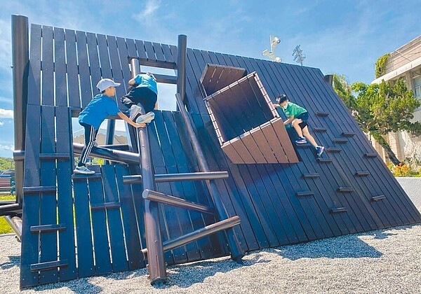 台東兒童運動公園,設有全台首座體建轉輪(倉鼠滾輪)設施。圖/特公盟提供