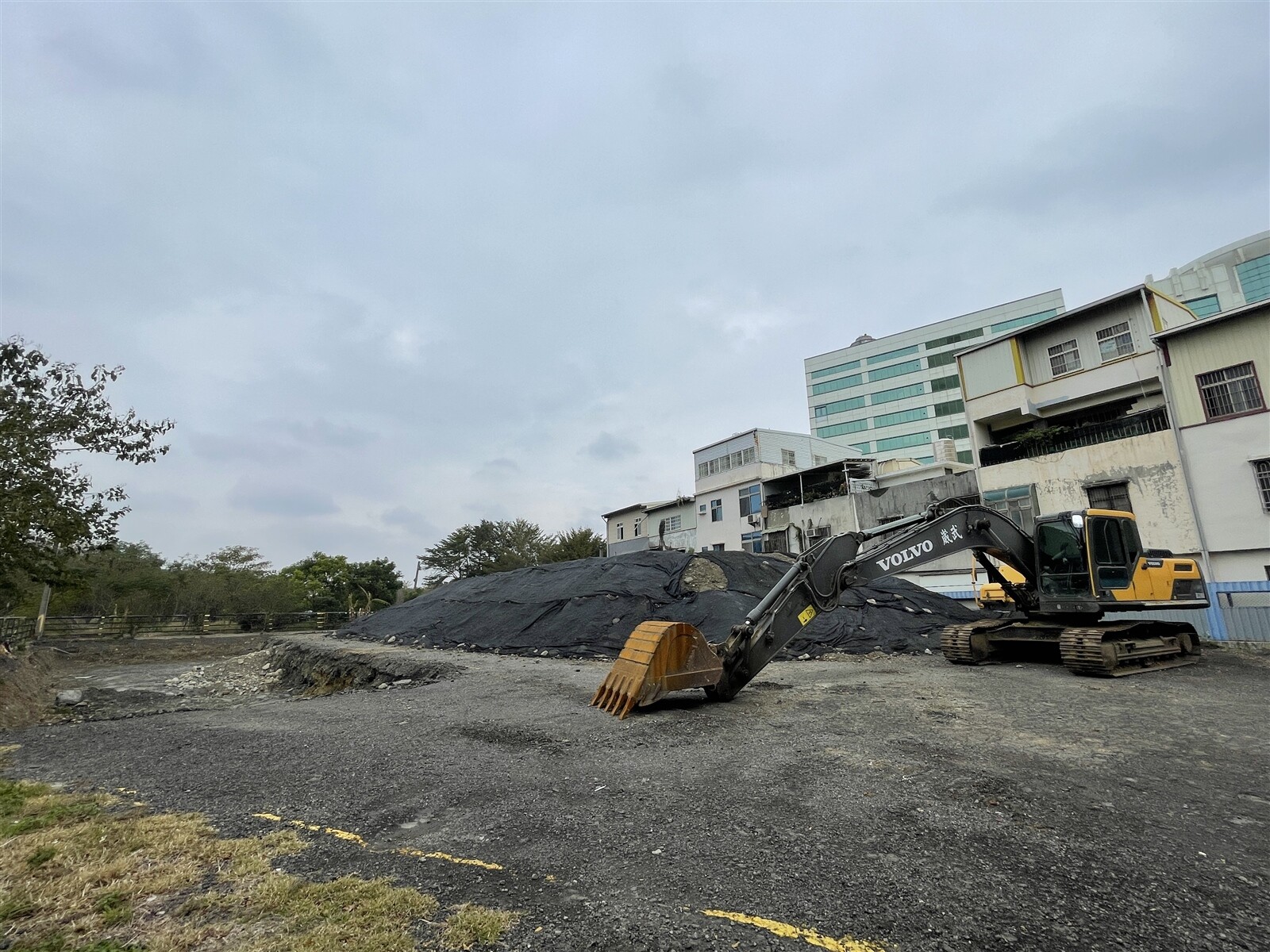 民眾黨主席柯文哲選前被爆出在竹市的持分農地違規做停車場，柯去年12月22日雇工開挖，但因土方清運須時間申請，停工迄今滿1個月，已經申請展延。記者張裕珍／攝影 