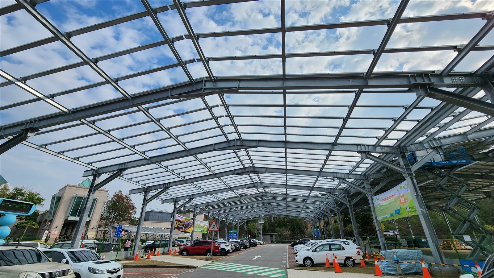 高公局在國道三號苗栗西湖服務區北站停車場闢建太陽能光電場,引起護樹人士議論。記者胡蓬生/攝影