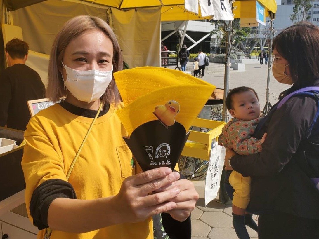 「2024 Kaohsiung Wonderland 冬日遊樂園」美食市集的攤商推出黃色的「黃色小鴨」可麗餅。記者王勇超／攝影 