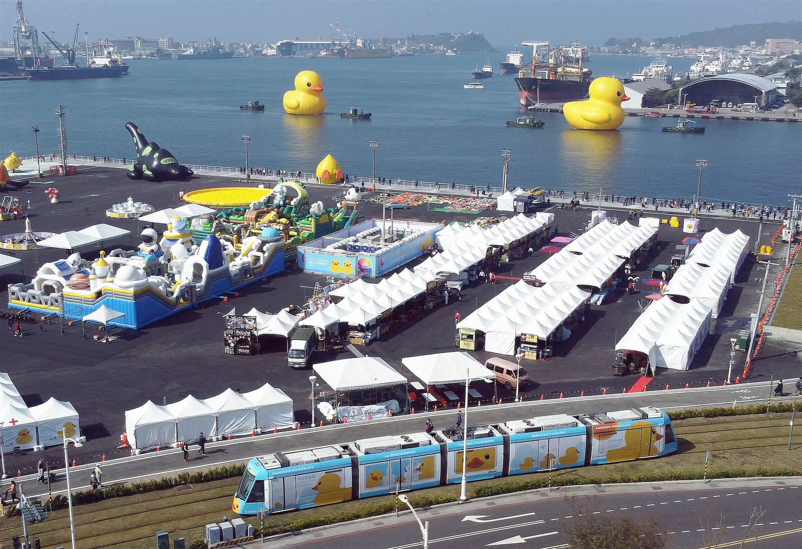 「2024 Kaohsiung Wonderland 冬日遊樂園」今天起在愛河灣及16-18號碼頭登場，現場有黃色小鴨、藝文展演、地景裝置、遊具與氣墊及美食市集。記者劉學聖／攝影 