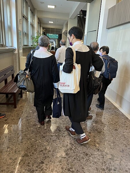 律師經常穿梭各審級法院,為當事人辯護,收取律師費。示意圖,非新聞當事人。記者陳宏睿/攝影