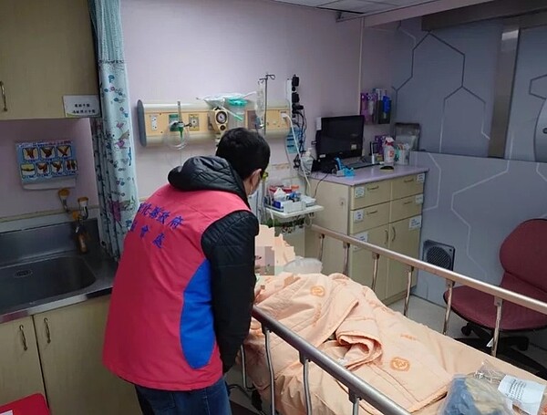 彰化線西鄉民宅27日晨發生死亡火警,縣府社會處追蹤關懷受傷治療的阿嬤。圖/彰化縣府提供