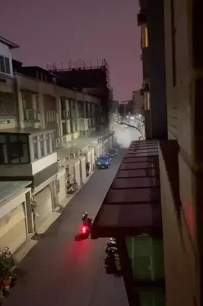 新竹市高翠路221巷4弄一帶27日晚7點半突傳疑似管線爆炸的氣體洩漏巨響,住戶探頭查看驚見白色濃煙瀰漫巷弄街道,有騎士嚇到不敢往前連忙掉頭。圖/記者張裕珍翻攝