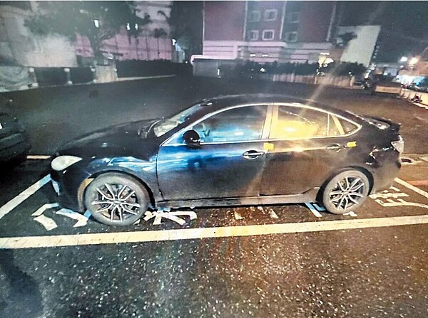 花蓮空軍1名歐姓少校涉嫌酒駕肇逃,警方調閱路口監視器鎖定黑色轎車。圖/花蓮警察分局提供