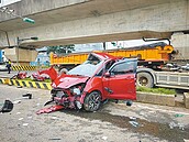 砂石車攔腰撞轎車　釀3死1命危