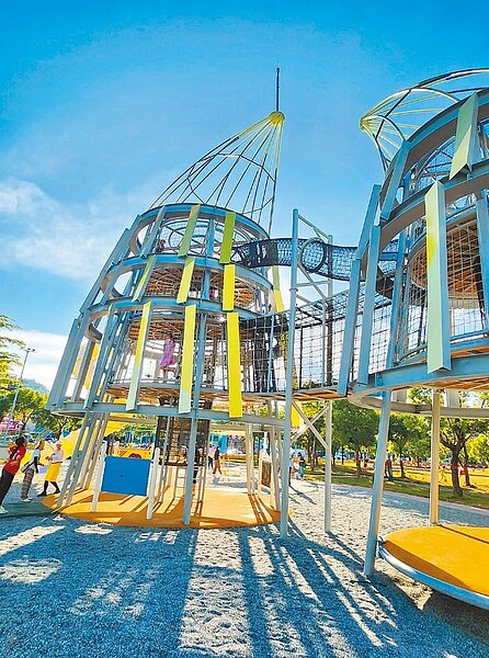 「新北五股體健公園」特色是12公尺高綠竹筍遊戲塔。圖/特公盟提供