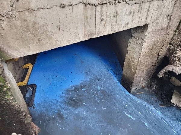 新莊區潭底溝支流被染成「藍色多瑙河」,令人憂心。圖/新北市環保局提供