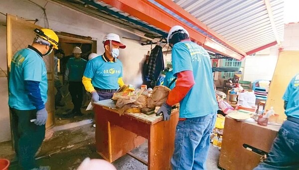 衡山行善團出動志工替高雄市阿豐伯整修家園，希望他能過個平安年。圖／記者王昭月翻攝
