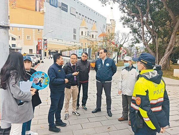 蘆竹警分局27日邀集公路主管機關、各大賣場及五福宮委員等業者代表現地會勘,商討年節交通疏導措施。圖/蘆竹警分局提供