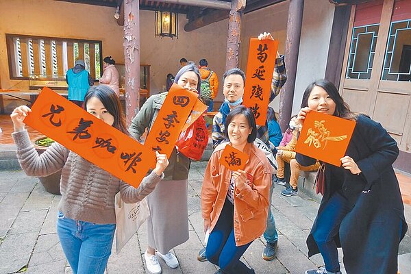 國定古蹟林本源園邸28日舉辦「福運龍來.龍年春聯喜相贈」活動,民眾可至服務台領取號碼牌,免費兌換七字春聯或四字春聯及斗方。(新北市文化局提供/陳慰慈新北傳真)