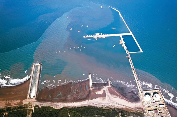 台灣生態學會理事蔡嘉陽今年1月17日,搭機經過中油第三天然氣接收站上空時,清楚拍下三接工程漂沙嚴重,突堤效應明顯,憂心當地藻礁生態會受到影響。圖/蔡嘉陽提供