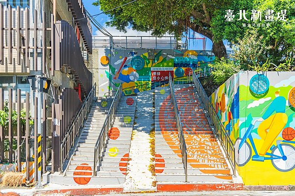 《社子聚散》由剪紙藝術家成若涵及設計師張漢寧所創作的
。圖/台北市水利處提供