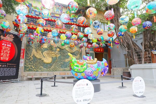 「府城普濟燈會」今年主燈邀請到藝術家洪易老師作品「金龍YO有魚」參展。圖／新聞及國際關係處提供	