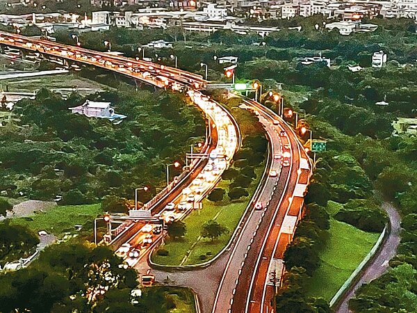 春節連假,國道5號、蘇花路廊南下初一最塞,初三後南北車潮反轉,初四可能塞至凌晨。本報資料照片