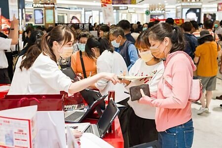 百貨業2023年業績大爆發,總營業額高達4,492億元、年增13.8%。圖∕本報資料照片