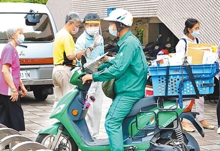 
中華郵政郵務士王耀慶提告中華郵政公司績效獎金未納薪資，最近法院二審判決王勝訴，中華郵政須補撥9.3萬元退休金。示意圖非新聞事件當事人。（本報資料照片）
