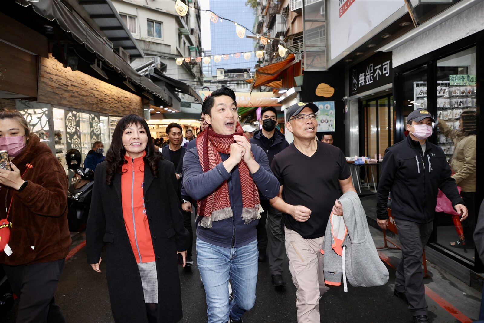台北年貨大街開賣,台北市長蔣萬安(中)昨天到台北後站商圈走街,今天下午也會到迪化年貨大街向商家拜年,正面看待二手菸問題。記者許正宏/攝影