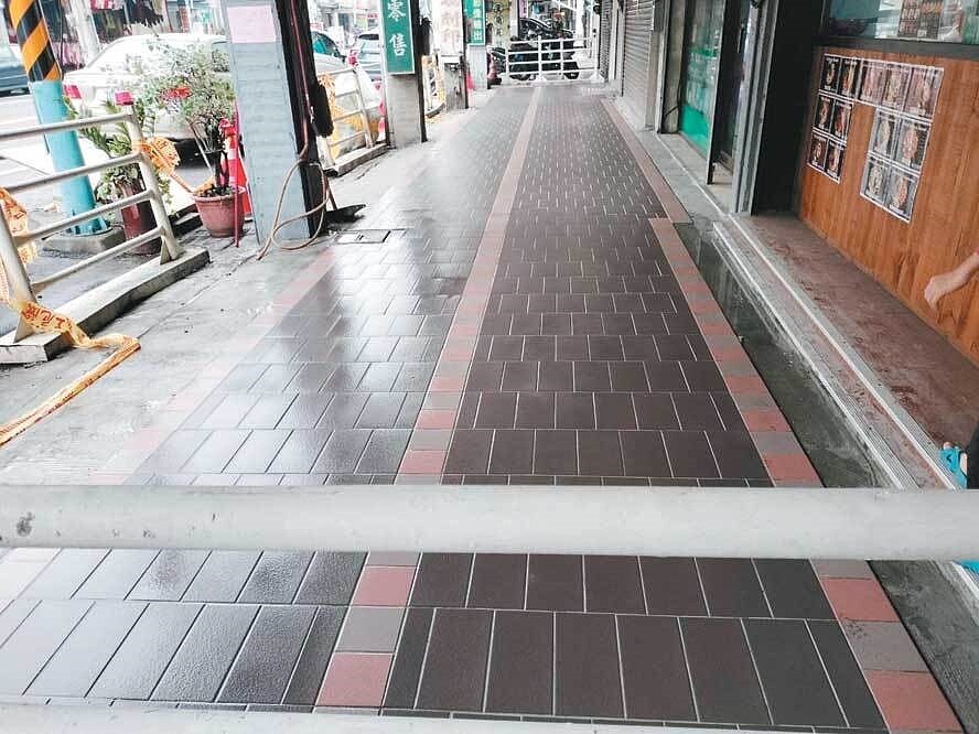 桃園市騎樓整平計畫改善目標逐年下滑,養工處將持續辦地方說明會,民代建議搭配減稅或補助,提高居民共識。圖為施工中的龜山區山鶯路。圖/桃園市養工處提供