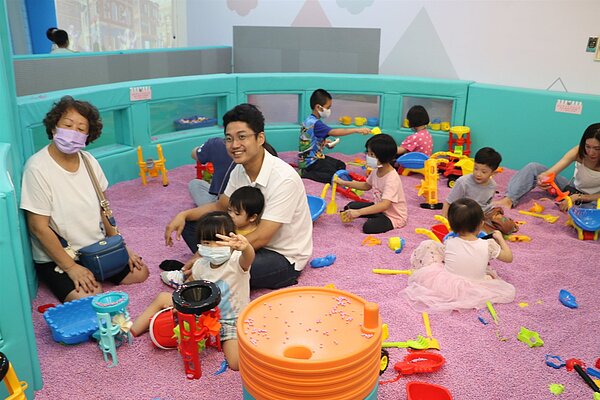 新北市調高兒少安置費,市府也協助媒合企業提供相關資源。圖為業者無償贊助門票提供寄養家庭、機構放鬆好去處。圖/聯合報資料照