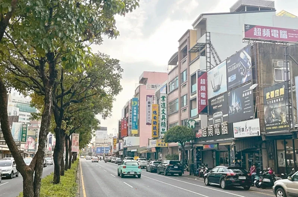 民眾若在房屋頂樓架設廣告招牌出租,或供行銷廣告使用,是否須課徵房屋稅,稅務機關表示,此舉並無增加房屋使用價值,因此不屬於房屋稅課徵對象。示意圖。記者李宗祐/攝影