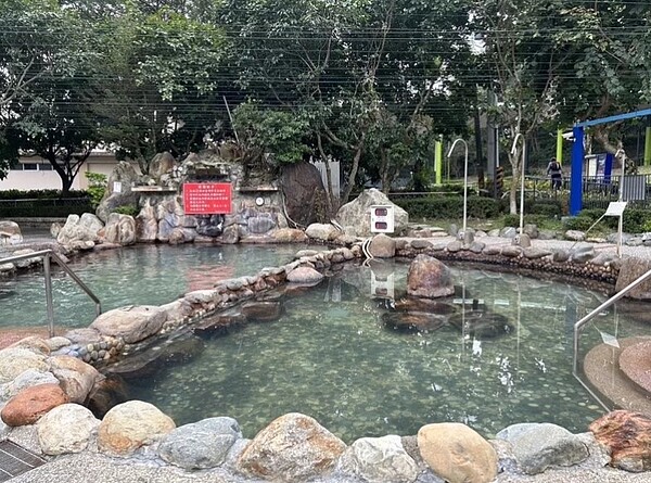 宜蘭縣礁溪鄉立游泳池的泡湯池區、SPA池區28日上午員工檢視時發現管線「爆管」,緊急修復中。圖/礁溪鄉公所提供