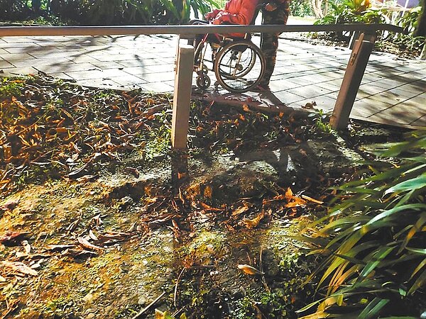 宜蘭縣五結鄉清水大閘門是兼具防洪、觀光的重要景點,有民眾帶母親到附近散步,行經一處步道但坡度過大,使無障礙步道變成越野步道。圖/民眾洪方生提供