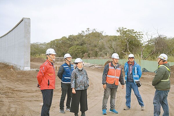 花蓮縣道193線0公里至6+052公里民有街口路段,去年5月底開始施作拓寬工程,縣長徐榛蔚(左三)到場關心施工進度,目前工程進度已超前,預計明年底可完工。圖/花蓮縣政府提供