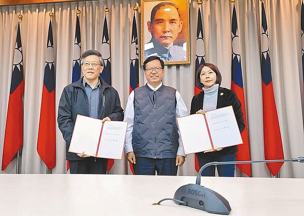 機師工會長榮分會與長榮航空公司28日針對勞資爭議逐項達成協議,取消春節、清明連假罷工行動,並在行政院副院長鄭文燦(中)見證下,由長榮航空副總經理普維屏(左)、機師工會理事長李信燕(右)代表簽約。圖/機師工會提供