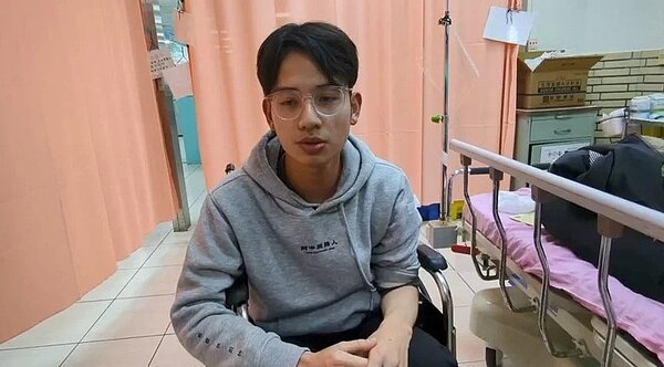 嘉義市民進黨籍議員林煒軒28日由助理開車載送，被兩男開車追撞，林指控對方持甩棍及辣椒水攻擊，逼他下跪說「對不起王美惠立委」。圖／記者李宗祐翻攝
