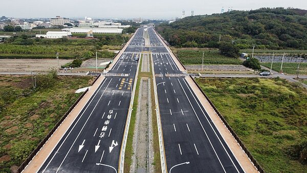 南科安定東路向東延伸道路完工通車。圖/南市府提供