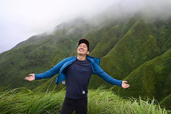 小林賢伍因拍「抹茶山」而爆紅。圖/截自臉書「小林賢伍 KengoKobayashi」