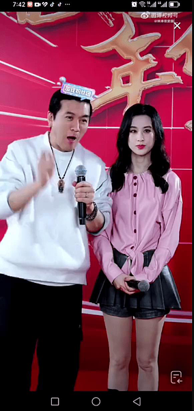 大陸女星黃聖依夫婦近期時常到網紅直播間帶貨。(圖/取自微博)