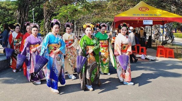 中山社區大學的日本舞課程發表，每位學生精心裝扮，在舞台上展現優雅地舞蹈。

