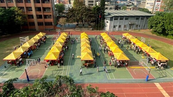 永慶房屋贊助活動帳篷，協助2所社區大學成果展，與學生同樂。