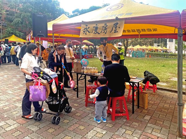永慶房屋參與北投社區大學成果發表會，準備佩佩豬的造型氣球，吸引不少家長帶著小孩領取。

