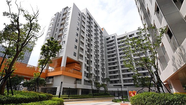 新北住都中心29日發表第二部微電影-《住在3樓的鄰居》,以微浪漫的幸福氛圍呼應新北社宅「穩住、住穩」形象,拍攝場景為土城員和社宅。圖/新北住都中心提供