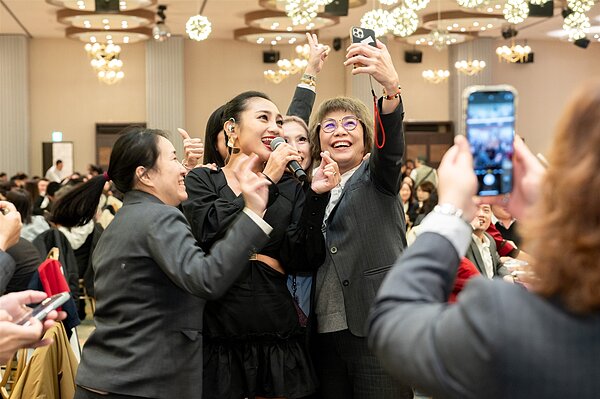 實力派唱將葉瑋庭與永慶北區加盟四品牌的夥伴同歡。圖/永慶房產集團提供