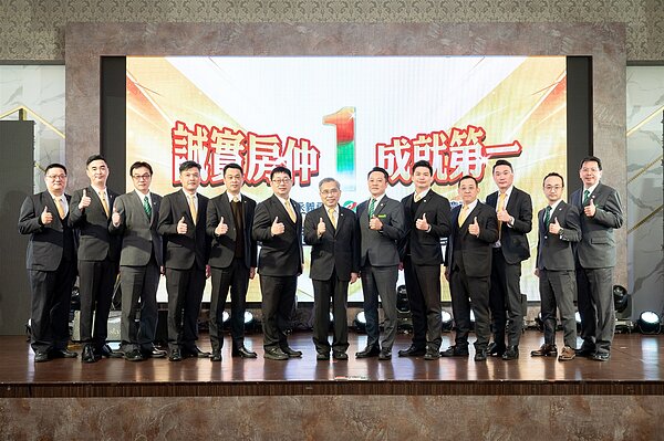 永慶房產集團加盟事業處董事長劉炳耀(圖中)與永慶加盟四品牌北區的店東長們歡慶2023年好成績。圖/永慶房產集團提供