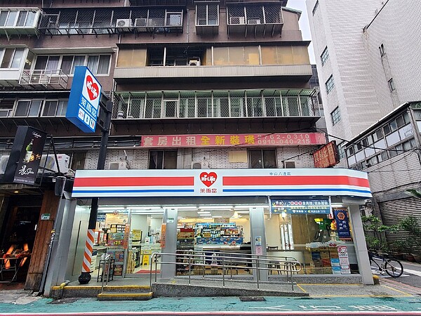 「超商一條街」成機能指標!林森北路不到100公尺就有一間 「它」年賣237戶最夯 總路長約2公里的林森北路有23家超商,位列雙北之冠,過去一年內有152件住宅交易,房市相當熱絡。圖/永慶房產集團提供