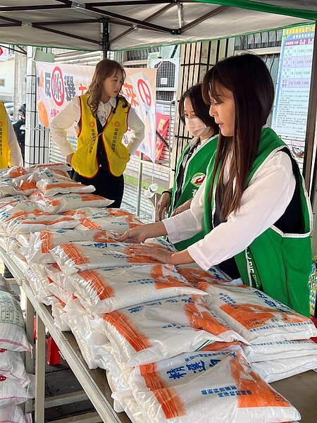 為了讓最需要的人獲得白米,屏東區經管會事前擴大宣傳、還請學校邀請,最後從100包、加碼到250包。圖/永慶房產集團提供